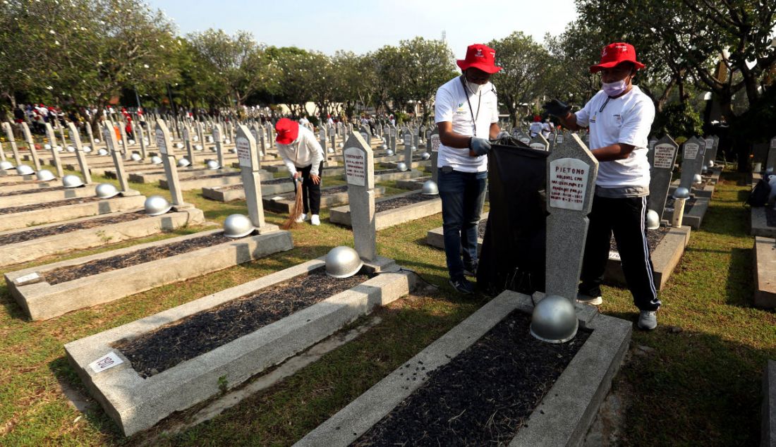 Pihak Kementerian Sosial menggelar kerja bakti di Taman Makam Pahlawan Kalibata, Jakarta Selatan. Minggu (31/10). Kegiatan ini dilakukan menjelang peringatan Hari Pahlawan 10 November. - JPNN.com