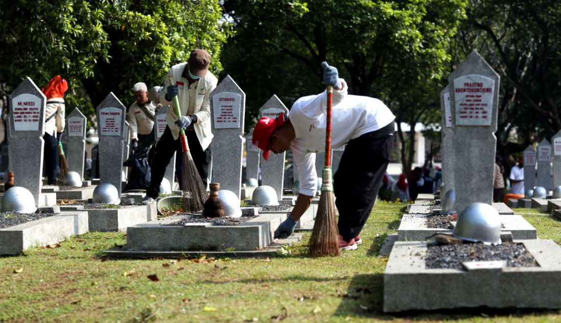 Kerja bakti di Taman Makam Pahlawan Kalibata, Jakarta Selatan. Minggu (31/10). Kegiatan ini dilakukan menjelang peringatan Hari Pahlawan 10 November. - JPNN.com