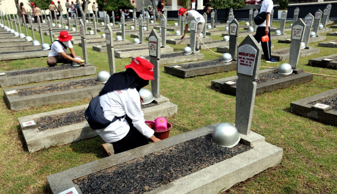 Kerja bakti di Taman Makam Pahlawan Kalibata, Jakarta Selatan. Minggu (31/10). Kegiatan ini dilakukan menjelang peringatan Hari Pahlawan, yang jatuh pada 10 November mendatang. - JPNN.com