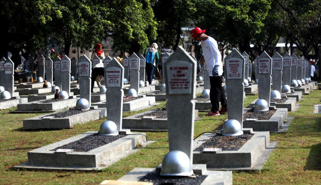 Pihak Kementerian Sosial melaksanakan kerja bakti di Taman Makam Pahlawan Kalibata, Jakarta Selatan. Minggu (31/10). - JPNN.com