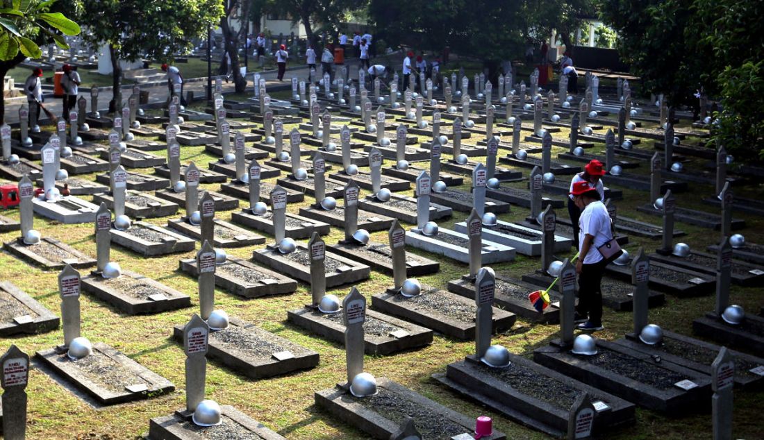 Kerja bakti di Taman Makam Pahlawan Kalibata, Jakarta Selatan. Minggu (31/10). - JPNN.com