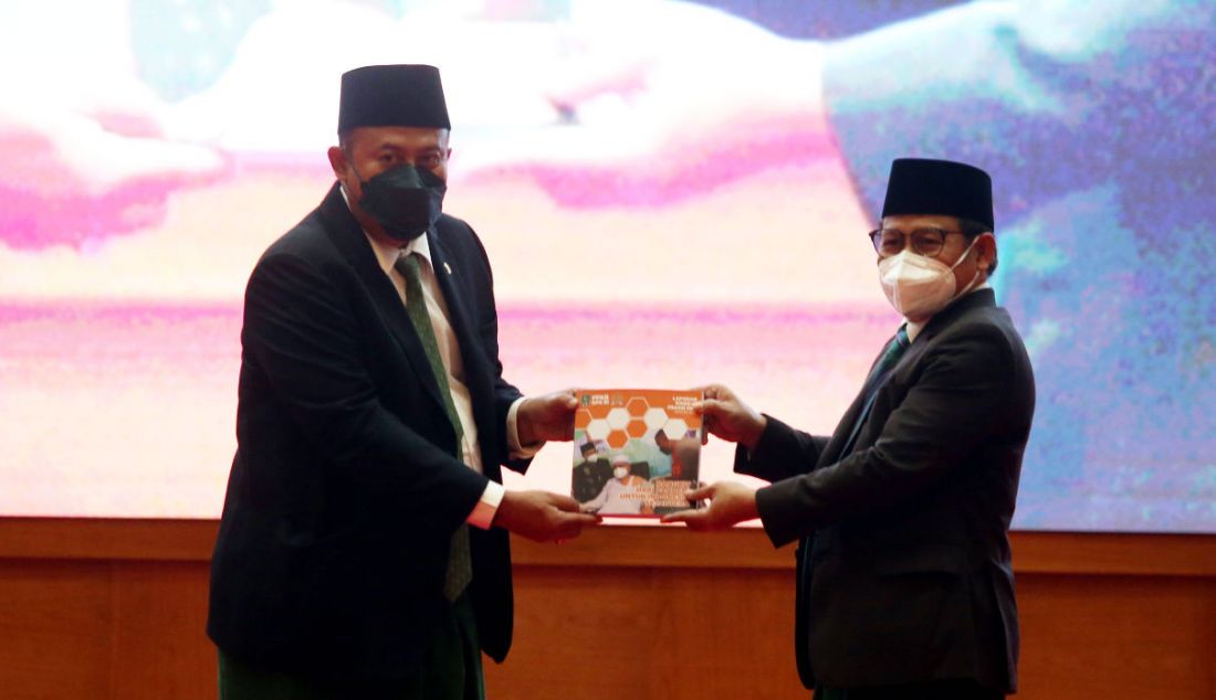 Ketum PKB Muhaimin Iskandar saat menerima buku dari Ketua Fraksi PKB DPR RI Cucun Ahmad Syamsurijal acara peringatan Harlah ke-22 Fraksi PKB dan Hari Santri Nasional di Gedung MPR/DPR/DPD, Jakarta, Senin (1/10). - JPNN.com