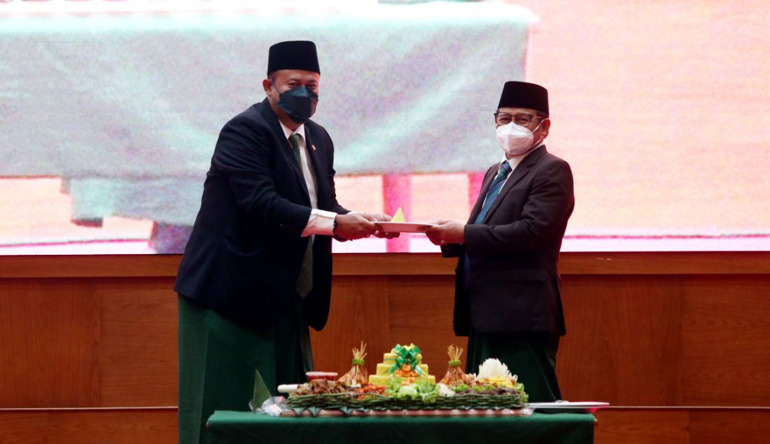 Ketum PKB Muhaimin Iskandar saat menerima tumpeng dari Ketua Fraksi PKB DPR RI Cucun Ahmad Syamsurijal ?acara peringatan Harlah ke-22 Fraksi PKB dan Hari Santri Nasional di Gedung MPR/DPR/DPD, Jakarta, Senin (1/10) - JPNN.com