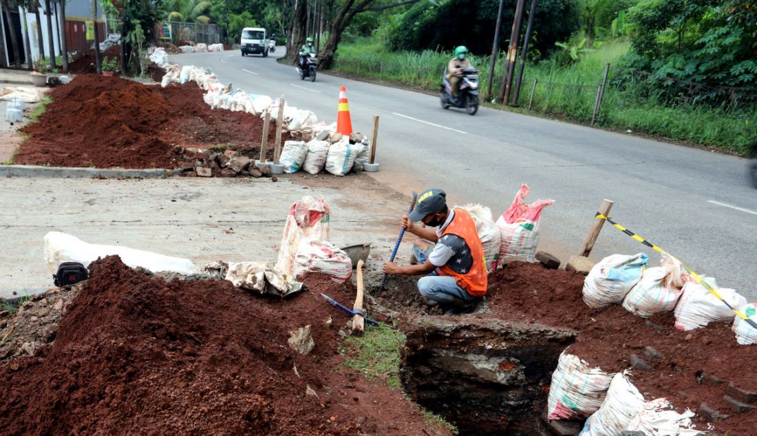 Pekerja menyelesaikan pembangunan sumur resapan air di kawasan Lebak Bulus, Jakarta, Selasa (2/11/). Pemprov DKI Jakarta Menargetkan membangun 1 juta sumur resapan air untuk antisipasi banjir Jakarta. - JPNN.com