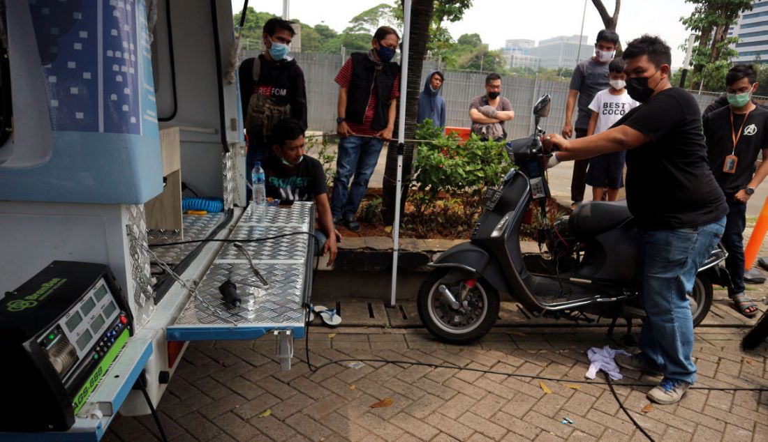 Petugas menguji emisi sejumlah kendaraan bermotor di Lapangan Parkir IRTI Monumen Nasional, Jakarta, Selasa (2/11). Mulai bulan ini kendaraan yang belum ikut uji emisi akan ditilang. Pengendara pun mulai melakukan uji emisi kendaraannya agar tak kena tilang. - JPNN.com