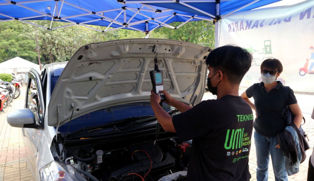 Petugas menguji emisi sejumlah kendaraan bermotor di Lapangan Parkir IRTI Monumen Nasional, Jakarta, Selasa (2/11). Mulai bulan ini kendaraan yang belum ikut uji emisi akan ditilang. Pengendara pun mulai melakukan uji emisi kendaraannya agar tak kena tilang. - JPNN.com