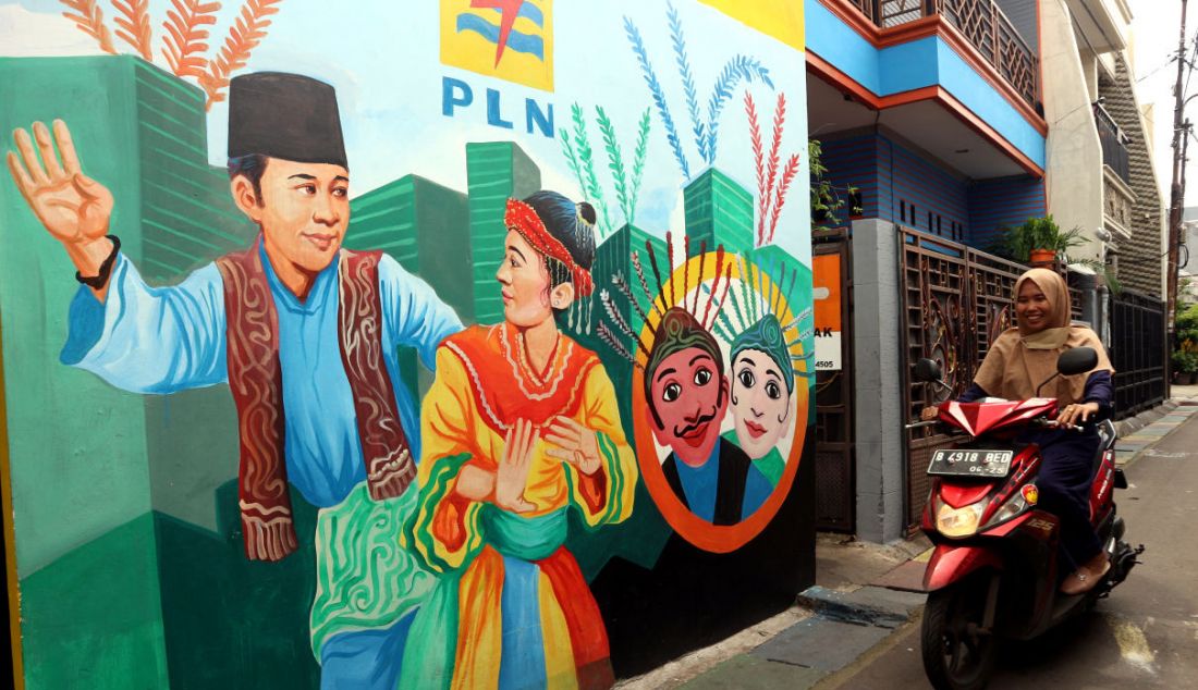 Warga melintas di lorong gang bergambar mural dengan tema budaya Betawi di kawasan Kampung Sentra Kreatif di RW 006 Kota Bambu Selatan, Palmerah, Jakarta Barat, Selasa (2/11). Pengembangan kawasan perkampungan ini bertujuan untuk menggugah semangat masyarakat untuk melestarikan budaya serta memberdayakan potensi perekonomian masyarakat, baik kuliner, jasa, maupun tanaman obat. - JPNN.com