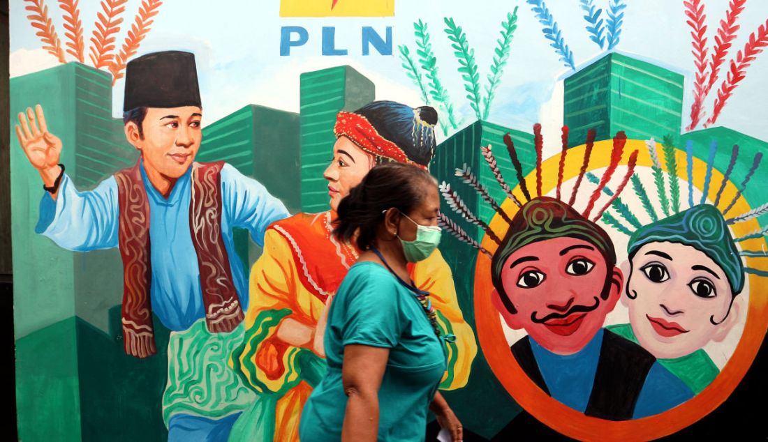 Warga melintas di lorong gang bergambar mural dengan tema budaya Betawi di kawasan Kampung Sentra Kreatif di RW 006 Kota Bambu Selatan, Palmerah, Jakarta Barat, Selasa (2/11). Pengembangan kawasan perkampungan ini bertujuan untuk menggugah semangat masyarakat untuk melestarikan budaya serta memberdayakan potensi perekonomian masyarakat, baik kuliner, jasa, maupun tanaman obat. - JPNN.com