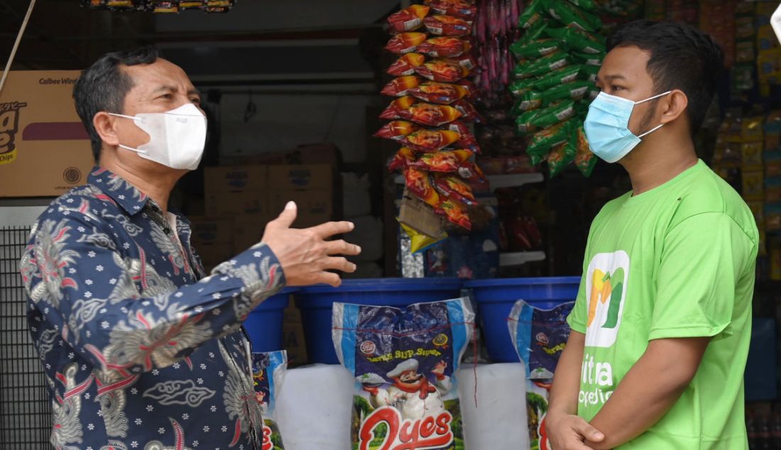 Asisten Deputi Rantai Pasok Usaha Mikro Kemenkop dan UKM RI Sutarmo saat berbincang dengan Pemilik Toko Berkat II yang bergabung dengan Mitra Tokopedia M. Fadli, Jakarta, Rabu (3/11). - JPNN.com