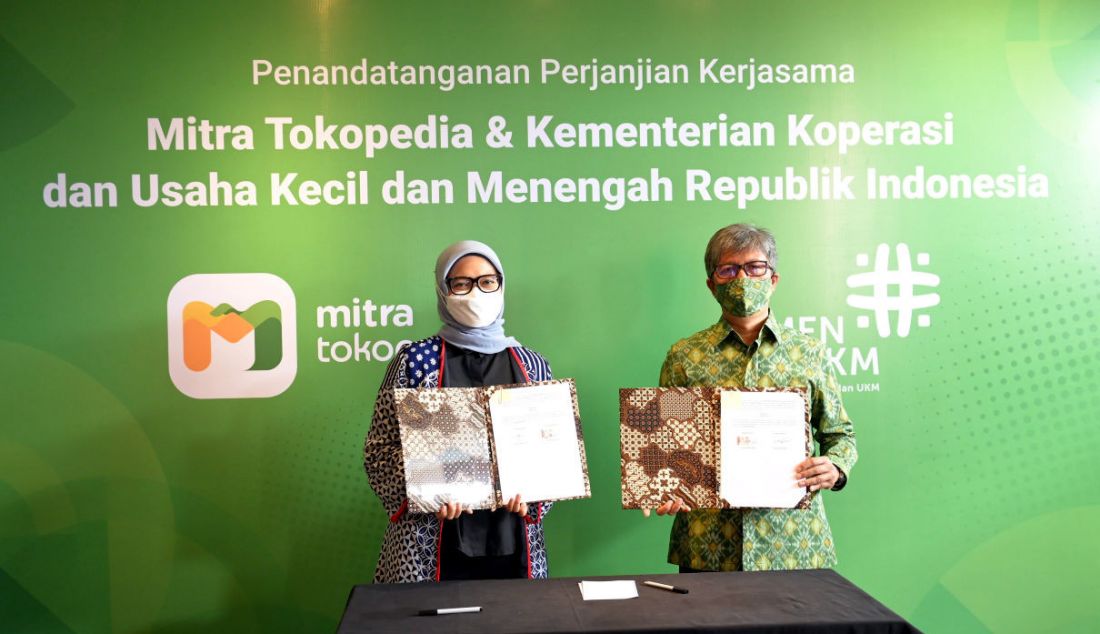 Direktur Kebijakan Publik dan Hubungan Pemerintah Tokopedia Astri Wahyuni (kiri) dan Deputi Bidang Usaha Mikro Kemenkop dan UKM RI Eddy Satriya melakukan penandatanganan kerja sama, Jakarta, Rabu (3/11). Tokopedia serta Kemenkop dan UKM RI mendorong usaha tradisional untuk bertransformasi lewat teknologi agar bertahan di tengah pandemi. - JPNN.com