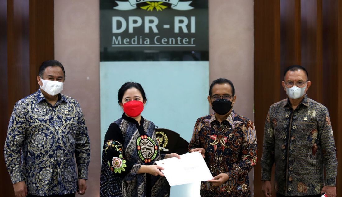 Ketua DPR RI Puan Maharani menerima surat presiden dari Mensesneg Pratikno mengenai usulan calon Panglima TNI calon atas nama Jenderal Andika Perkasa untuk menggantikan Marsekal Hadi Tjahjanto yang telah memasuki pensiun. - JPNN.com