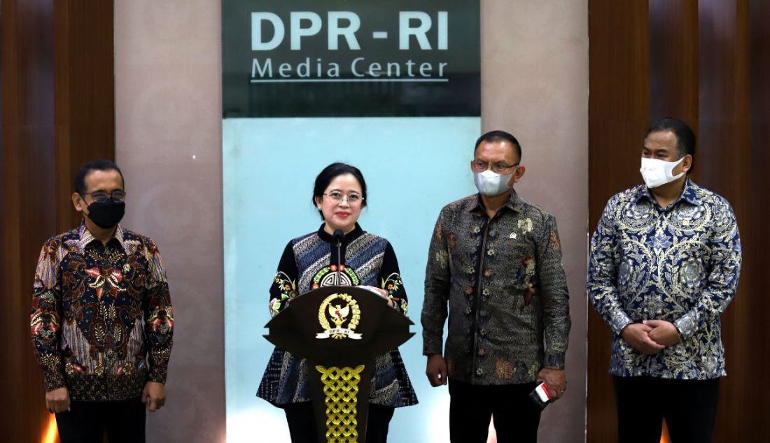 Ketua DPR RI Puan Maharani didampingi Wakil Ketua DPR Rahmad Gobel, Lodewijk Freidrich Paulus dan Mensesneg Pratikno memberikan keterangan pers mengenai surat presiden (Surpres) usulan calon Panglima TNI atas nama Jenderal TNI Andika Perkasa untuk menggantikan Marsekal Hadi Tjahjanto yang telah memasuki pensiun. - JPNN.com