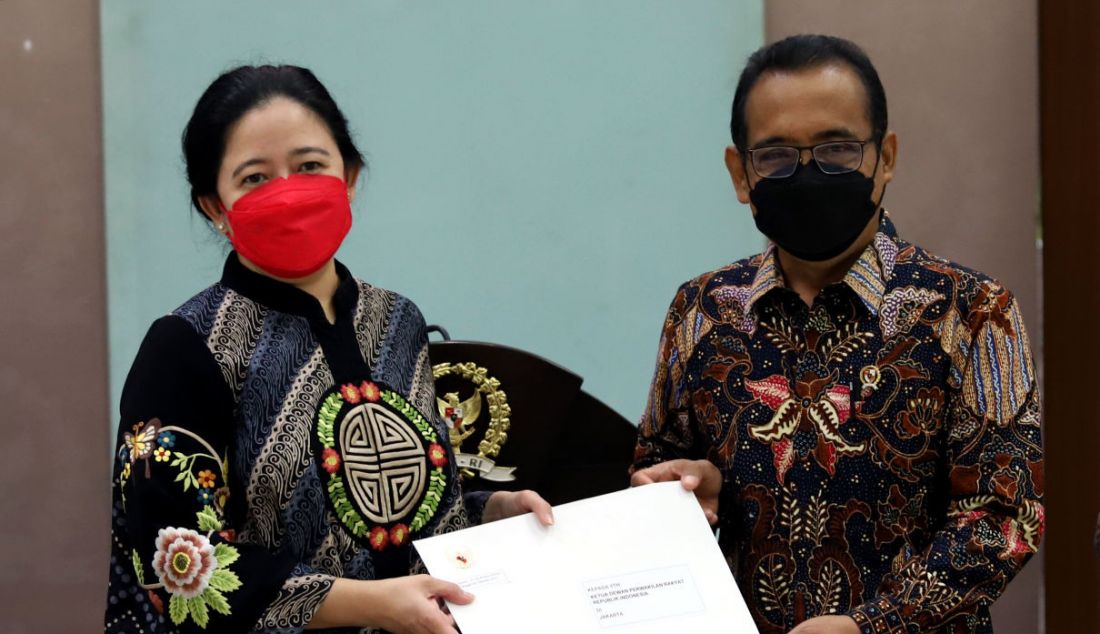 Ketua DPR RI Puan Maharani menerima surat presiden dari Mensesneg Pratikno mengenai usulan calon Panglima TNI calon atas nama Jenderal TNI Andika Perkasa untuk menggantikan Marsekal Hadi Tjahjanto yang telah memasuki pensiun, di lobi Gedung Nusantara III Komplek Parlemen Senayan Jakarta. Rabu (3/11). - JPNN.com