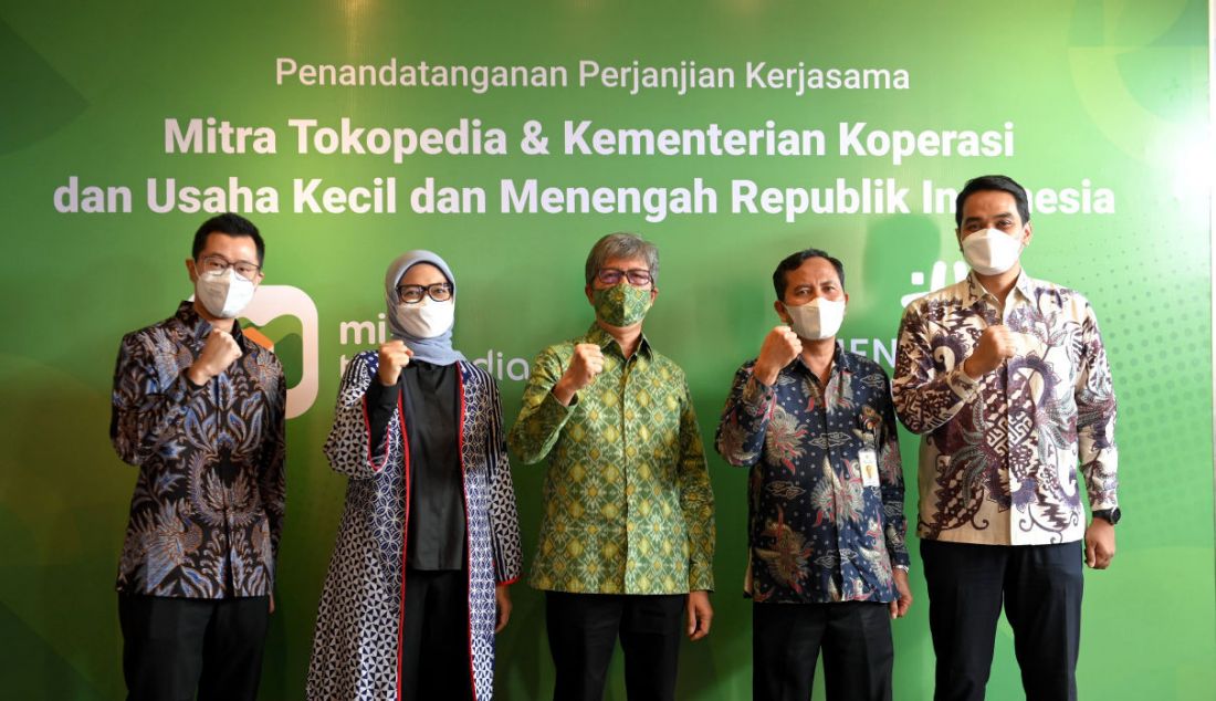 Kiri: AVP of New Retail Tokopedia John Hadiwidjaja, Direktur Kebijakan Publik dan Hubungan Pemerintah Tokopedia Astri Wahyuni, Deputi Bidang Usaha Mikro Kemenkop dan UKM RI Eddy Satriya, Asisten Deputi Rantai Pasok Usaha Mikro Kemenkop dan UKM RI Sutarmo dan Kepala Kebijakan Publik dan Hubungan Pemerintah Tokopedia, Hilmi Adrianto berfoto bersama usai penandatanganan kerja sama, Jakarta, Rabu (3/11). - JPNN.com