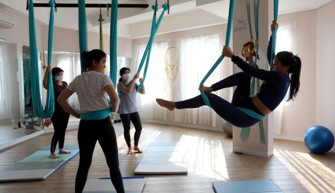 Peserta melakukan gerakan Aerial Yoga (Yoga Udara) di Aerial Jooga Studio di kawasan Kelapa Dua, Tangerang, Banten, Rabu (3/11). Aerial Yoga menggunakan hammock atau kain yang mengapung untuk menopang berat tubuh seseorang. Olahraga yoga juga memiliki banyak manfaat seperti mengolah pernafasan, menurunkan berat badan hingga menurunkan stres itu, pada masa pandemi COVID-19 ini banyak diminati masyarakat meningkatkan imunitas tubuh. - JPNN.com