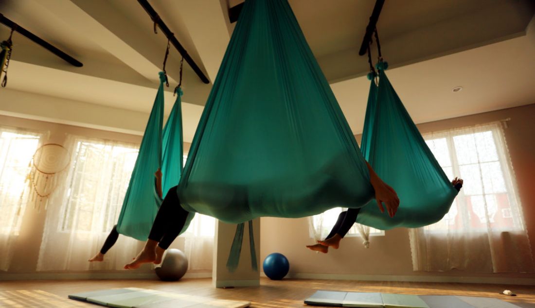 Peserta melakukan gerakan Aerial Yoga (Yoga Udara) di Aerial Jooga Studio di kawasan Kelapa Dua, Tangerang, Banten, Rabu (3/11). Aerial Yoga menggunakan hammock atau kain yang mengapung untuk menopang berat tubuh seseorang. Olahraga yoga juga memiliki banyak manfaat seperti mengolah pernafasan, menurunkan berat badan hingga menurunkan stres itu, pada masa pandemi COVID-19 ini banyak diminati masyarakat meningkatkan imunitas tubuh. - JPNN.com