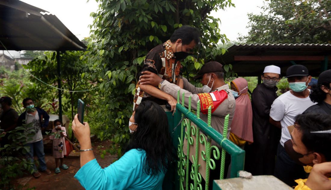 Roy Suryo menghadiri pemakaman Vanessa Angel dan Febri Ardiansyah di Taman Makam Islam Malaka, Jakarta, Jumat (5/11). - JPNN.com