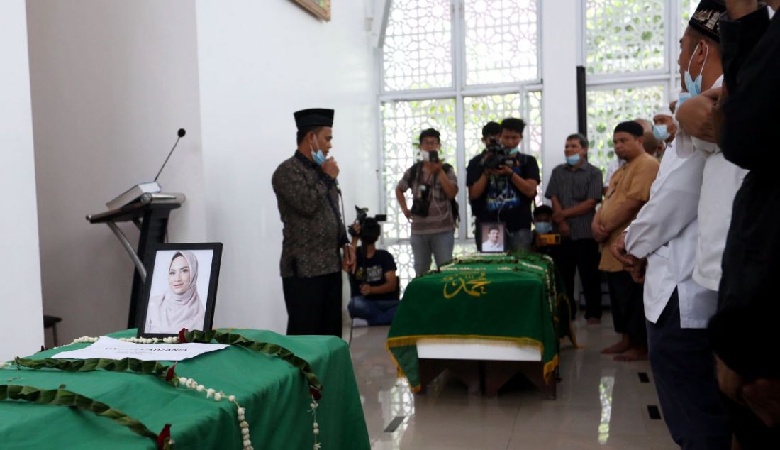 Sejumlah kerabat dan warga menyalati Vanessa Angel dan suaminya Febri Ardiansyah di Masjid Permata Qolbu, Jakarta, Jumat (5/11). - JPNN.com