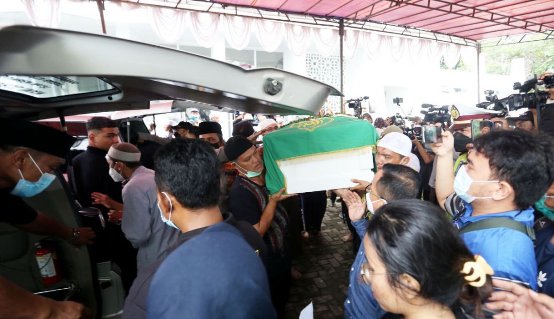 Kerabat Vanessa Angel dan suaminya Febri Ardiansyah di Masjid Permata Qolbu, Jakarta, Jumat (5/11). - JPNN.com
