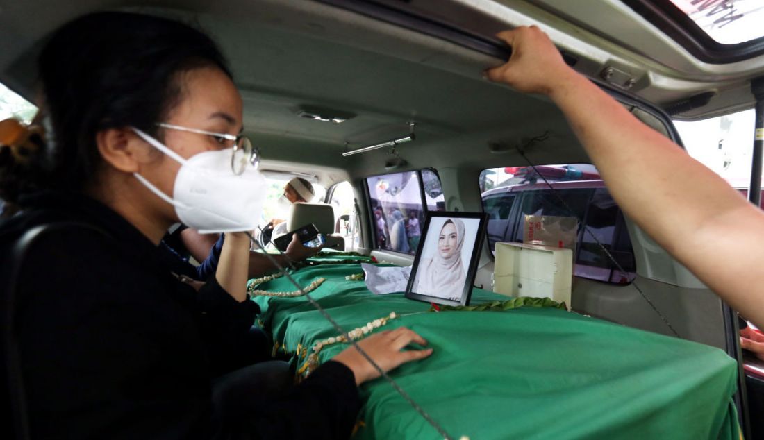 Sejumlah kerabat dan warga menjelang salat jenazah Vanessa Angel dan Febri Ardiansyah di Masjid Permata Qolbu, Jakarta, Jumat (5/11). - JPNN.com