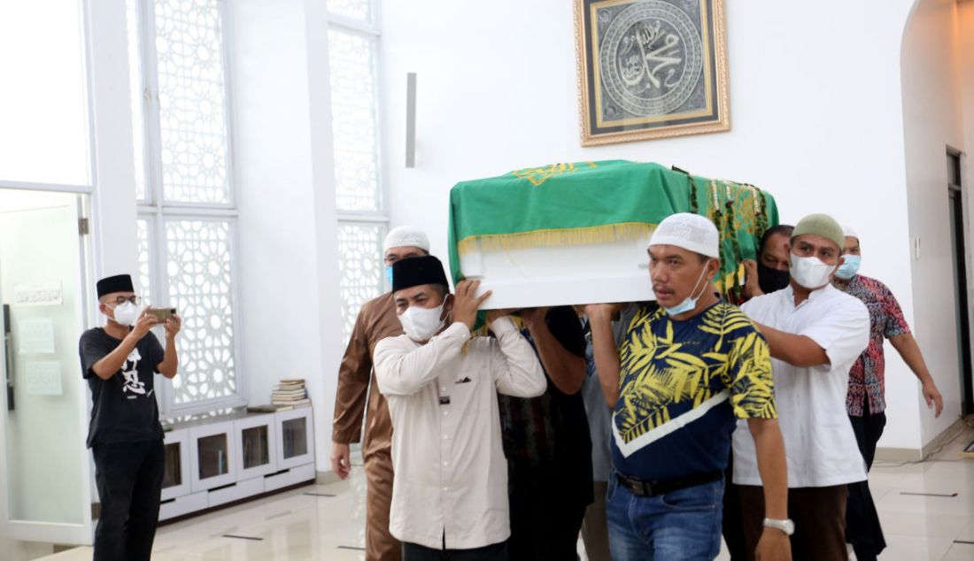 Sejumlah kerabat dan warga menjelang salat jenazah Vanessa Angel dan suaminya Febri Ardiansyah di Masjid Permata Qolbu, Jakarta, Jumat (5/11). - JPNN.com