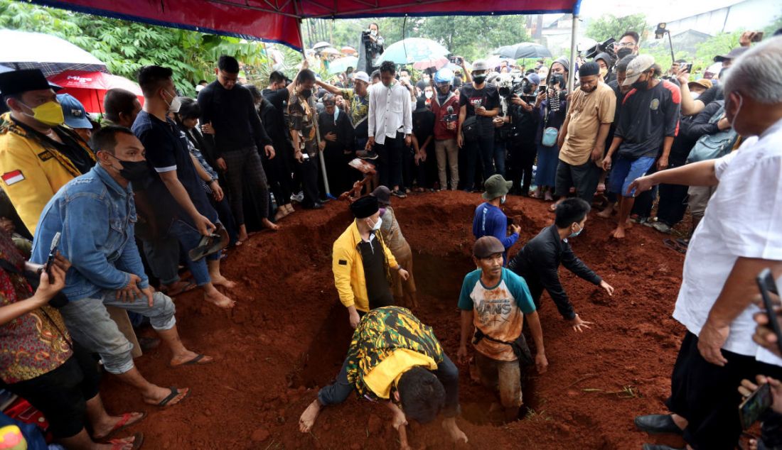 Pemakaman Vanessa Angel dan Febri Ardiansyah di Taman Makam Islam Malaka, Jakarta, Jumat (5/11). - JPNN.com