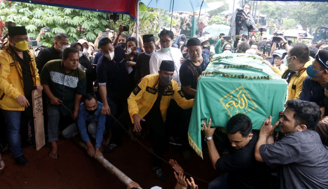 Suasana pemakaman Vanessa Angel dan Febri Ardiansyah di Taman Makam Islam Malaka, Jakarta, Jumat (5/11). - JPNN.com