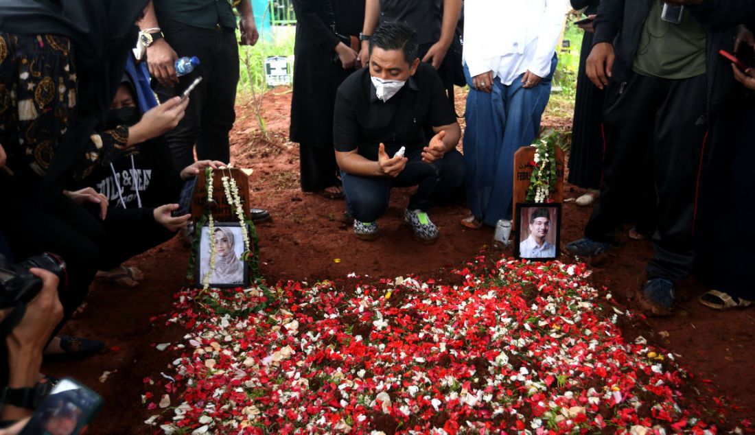 Pemakaman Vanessa Angel dan Febri Ardiansyah. - JPNN.com