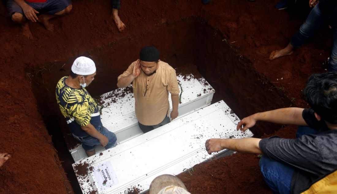 Pemakaman Vanessa Angel dan Febri Ardiansyah di Taman Makam Islam Malaka, Jakarta, Jumat (5/11). - JPNN.com