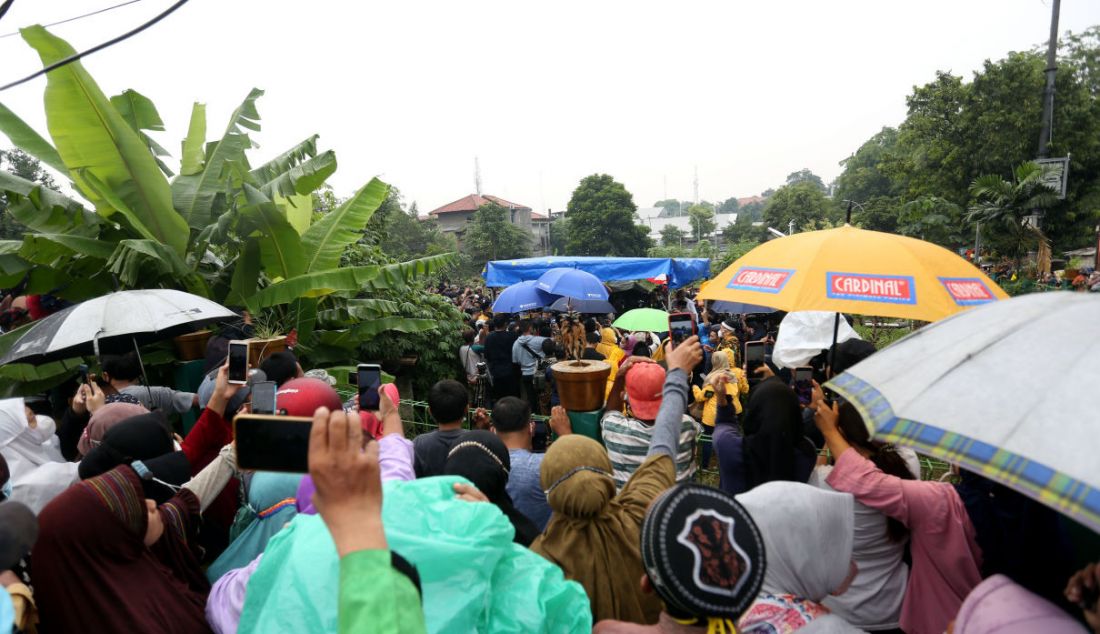 Warga memadati pemakaman Vanessa Angel dan Febri Ardiansyah di Taman Makam Islam Malaka, Jakarta, Jumat (5/11). - JPNN.com
