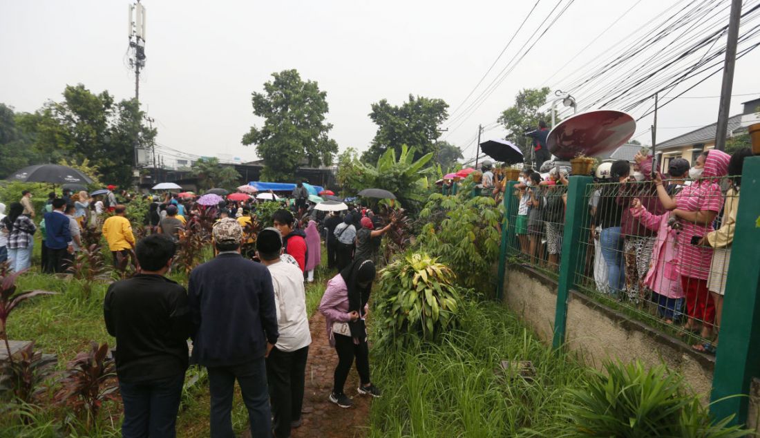 Warga memadati pemakaman Vanessa Angel dan Febri Ardiansyah di Taman Makam Islam Malaka, Jakarta, Jumat (5/11). - JPNN.com