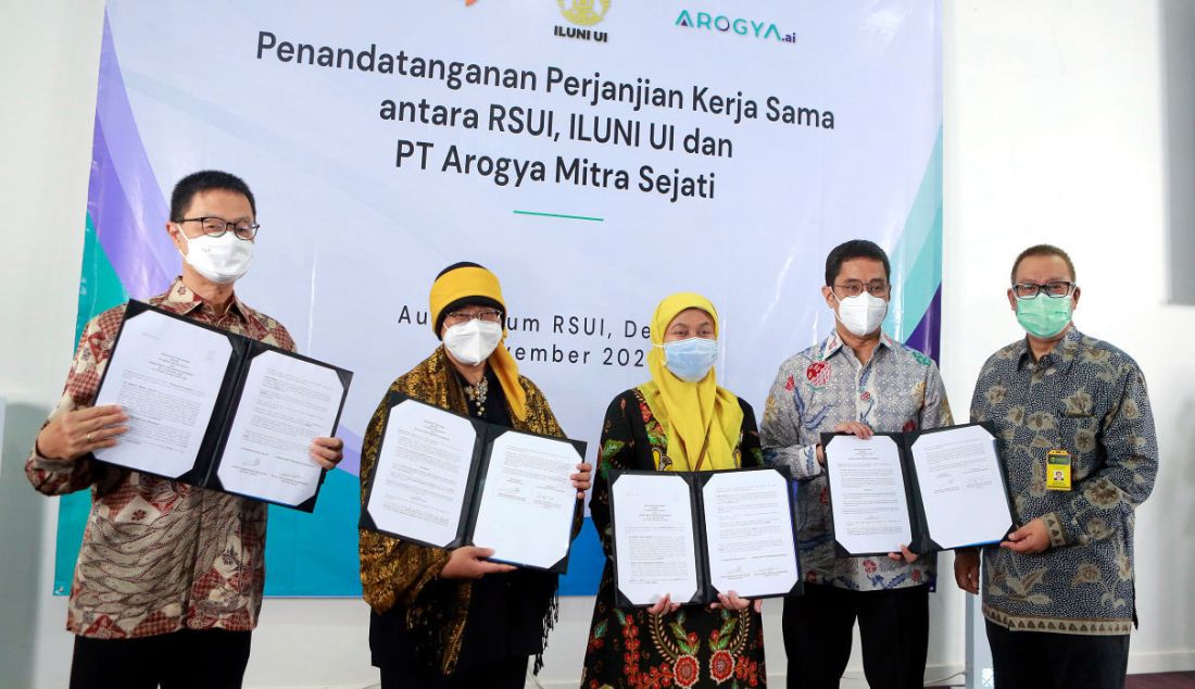 Kiri: CEO Arogya.ai Victor Fungkong, Sekretaris UI Agustin Kusumayati, Dirut RSUI Astuti Giantini, Ketum ILUNI UI Andre Rahadian dan Direktur Direktorat Pengembangan Karier Lulusan dan Hubungan Alumni (DPKHA) UI Ahmad Syafiq berfoto bersama usai acara penandatanganan kerja sama di RSUI, Depok, Jawa Barat, Jumat (5/11). - JPNN.com