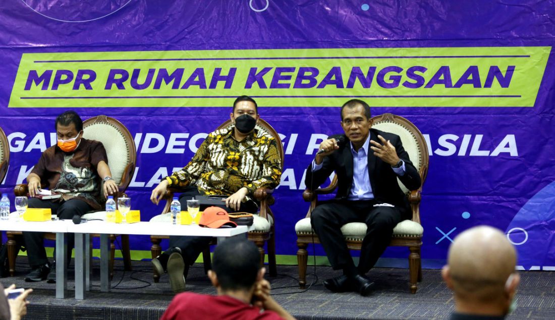 Anggota MPR RI F-PKS/Wakil Ketua Komisi I DPR Abdul Kharis Almasyhari (kanan), Anggota MPR RI F-Golkar Dave Akbarshah Fikarno Laksono (tengah), dan Pengamat Militer Universitas Kristen Indonesia (UKI) Sidratahta Mukhtar menjadi pembicara pada diskusi Empat Pilar MPR RI dengan tema Panglima TNI Baru dan Tantangan Ketahanan NKRI di Gedung MPR/DPR/DPD, Jakarta, Senin (8/11). - JPNN.com