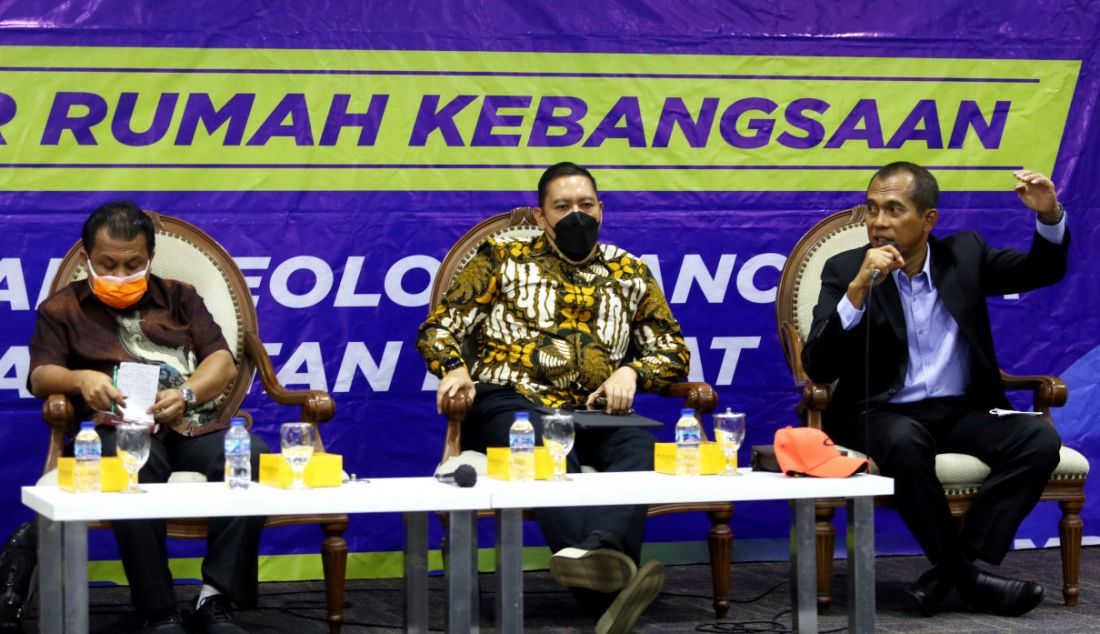 Anggota MPR RI F-PKS/Wakil Ketua Komisi I DPR Abdul Kharis Almasyhari, Anggota MPR RI F-Golkar Dave Akbarshah Fikarno Laksono dan Pengamat Militer Universitas Kristen Indonesia (UKI) Sidratahta Mukhtar menjadi pembicara pada diskusi Empat Pilar MPR RI dengan tema Panglima TNI Baru dan Tantangan Ketahanan NKRI di Gedung MPR/DPR/DPD, Jakarta, Senin (8/11). - JPNN.com