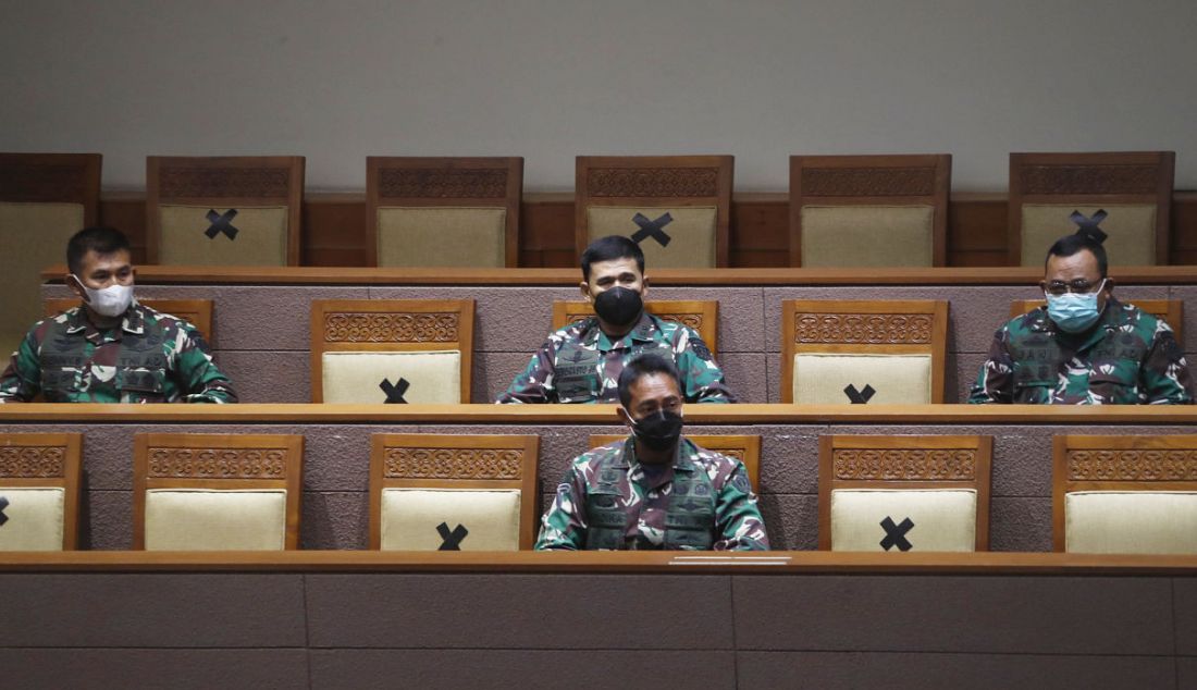 KSAD Jenderal TNI Andika Perkasa (tengah depan) mengikuti rapat paripurna di Gedung DPR, Jakarta, Senin (8/11). DPR mengesahkan Andika menjadi Panglima TNI. - JPNN.com