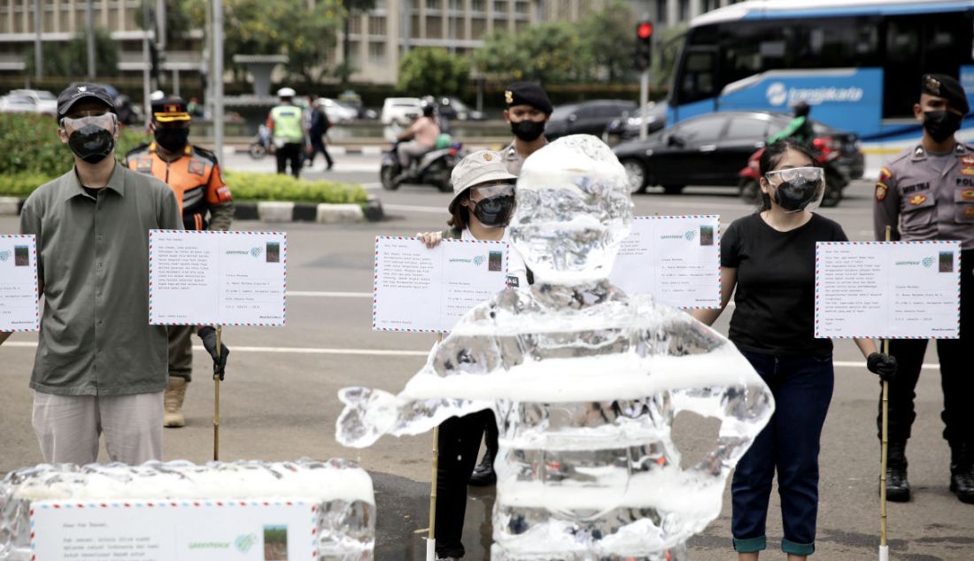 Aktivis menggelar aksi mengirim 1.000 kartu pos pesan dari masyarakat kepada Presiden Jokowi di kawasan Patung Kuda Jakarta, Rabu (10/11). Kartu pos berisi pesan agar pemerintah benar-benar melihat dampak buruk perubahan iklim terhadap tempat tinggal dan ekosistem. - JPNN.com