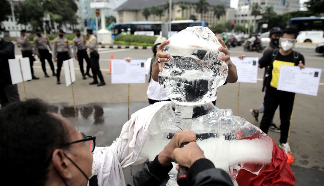 Aktivis menggelar aksi mengirim 1.000 kartu pos pesan dari masyarakat kepada Presiden Jokowi di kawasan Patung Kuda Jakarta, Rabu (10/11). Kartu pos berisi pesan agar pemerintah benar-benar melihat dampak buruk perubahan iklim terhadap tempat tinggal dan ekosistem. - JPNN.com