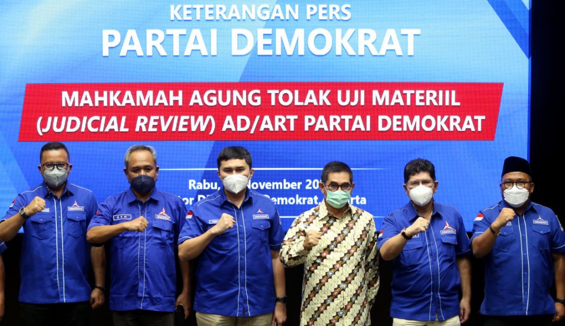 Kuasa hukum Partai Demokrat Hamdan Zoelva bersama pengurus Partai Demokrat memberikan berfoto bersama usai memberikan keterangan pers terkait hasil judicial review atau uji materi atas AD/ART Partai Demokrat (PD) kepengurusan Agus Harimurti Yudhoyono (AHY) yang diajukan kubu Moeldoko di kantor DPP Partai Demokrat, Jakarta, Rabu (10/11). Mahkamah Agung (MA) menolak judicial review atau uji materi atas AD/ART Partai Demokrat (PD) kepengurusan Agus Harimurti Yudhoyono (AHY) yang diajukan kubu Moeldoko. - JPNN.com