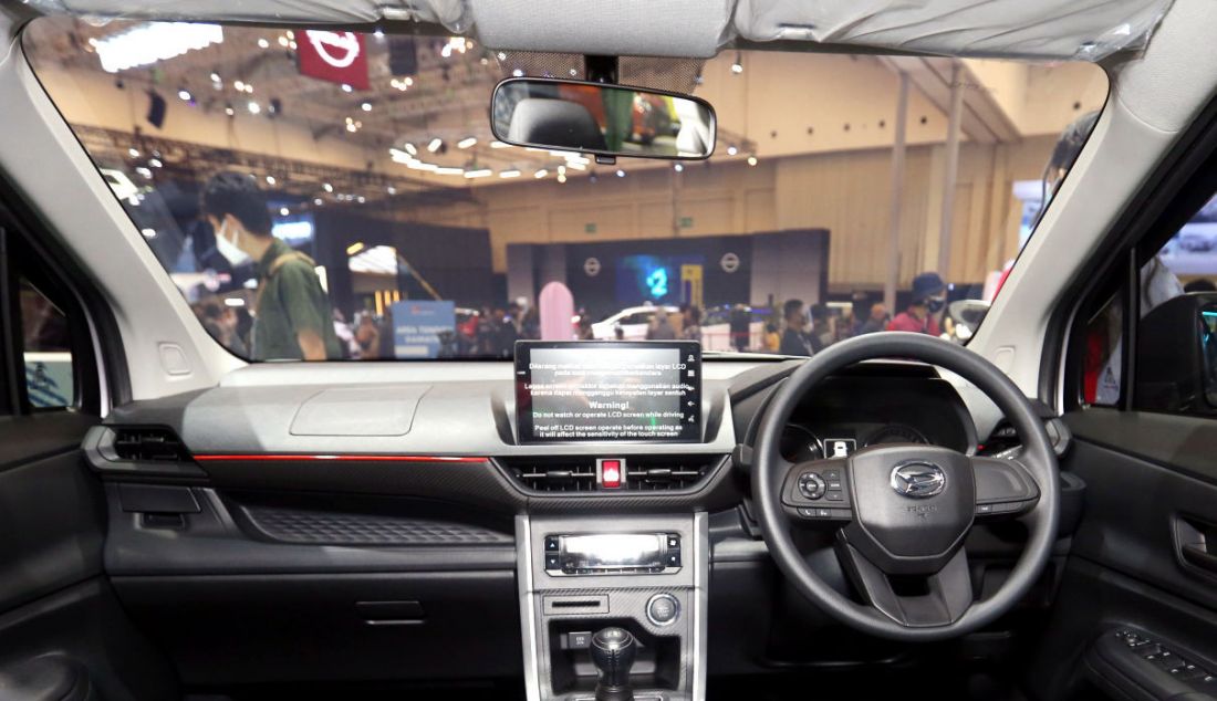 Interior mobil terbaru Daihatsu Xenia dipamerkan di acara otomotif Gaikindo Indonesia International Auto Show (GIIAS) 2021 di ICE, BSD City, Kabupaten Tangerang, Kamis (11/11). - JPNN.com