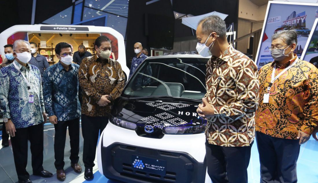 Airlangga Hartarto dan Agus Gumiwang Kartasasmita mengunjungi stand usai membuka pameran otomotif Gaikindo Indonesia International Auto Show (GIIAS) 2021 di ICE, BSD City, Kabupaten Tangerang, Kamis (11/11). - JPNN.com