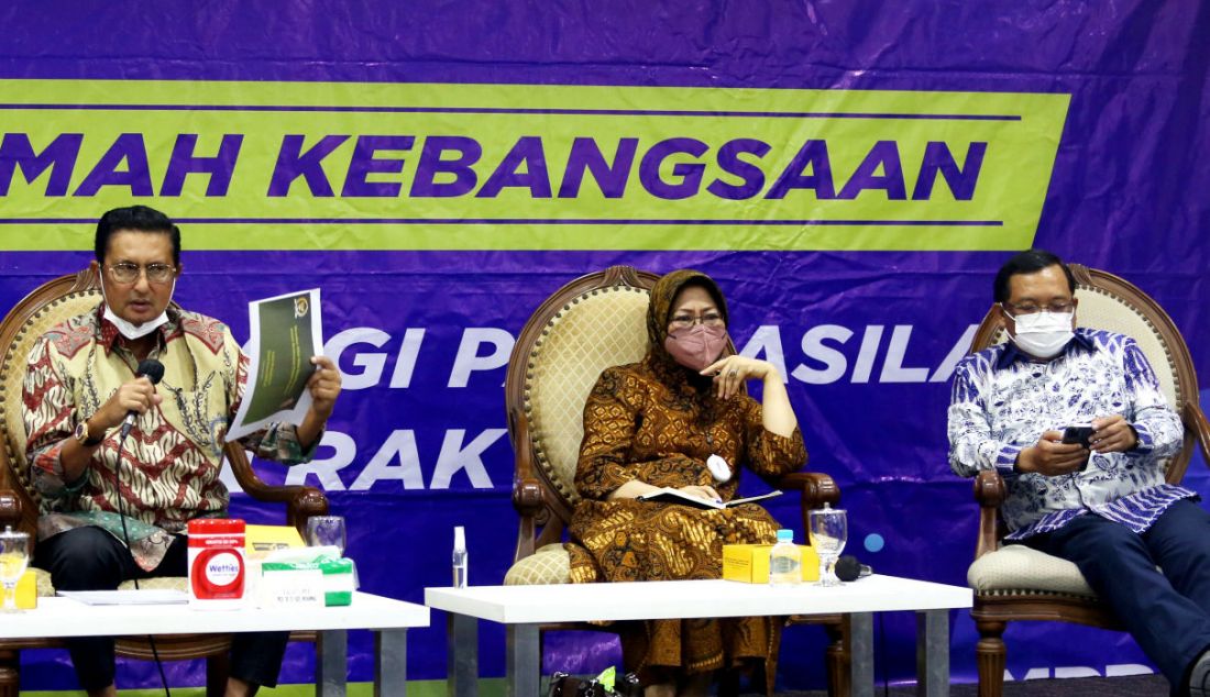 Wakil Ketua MPR RI Fadel Muhammad (kiri), pakar politik Prof Siti Zuhro (tengah) dan Anggota MPR RI dari Fraksi Demokrat Herman Khaeron saat menjadi pembicara pada diskusi Empat Pilar MPR RI dengan tema Menebar Nilai Kepahlawanan dalam Kontestasi Politik Nasional di Gedung MPR/DPR/DPD, Jakarta, Senin (15/11). - JPNN.com