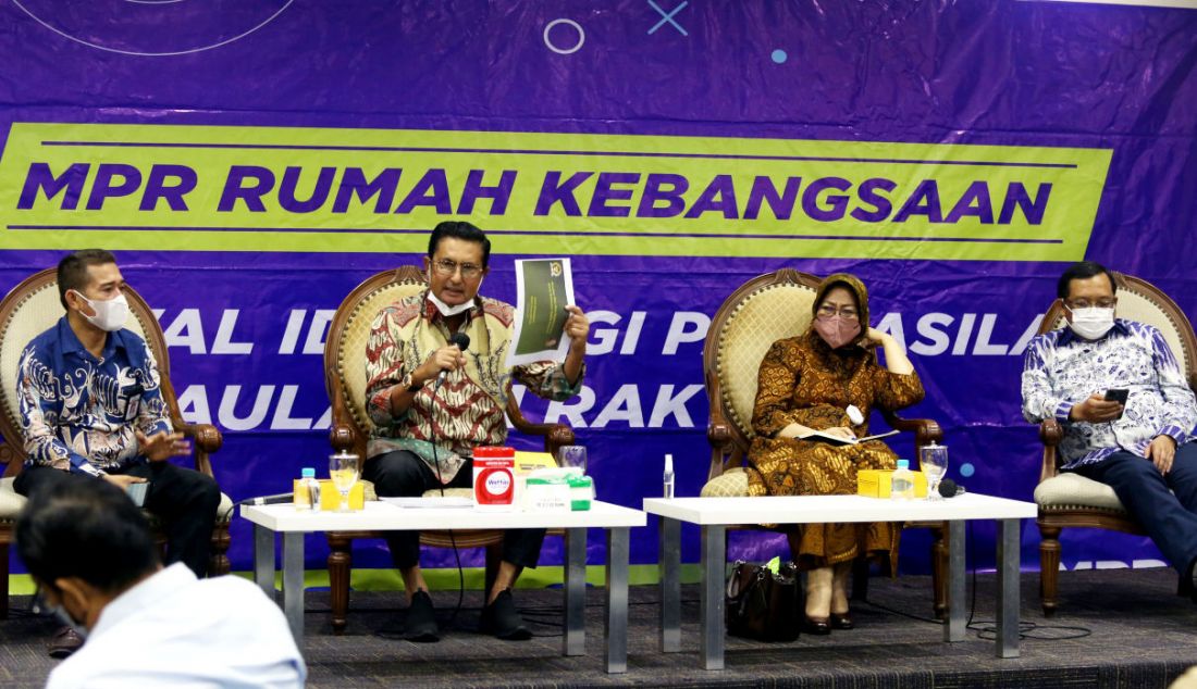 Wakil Ketua MPR RI Fadel Muhammad (kiri), pakar politik Prof Siti Zuhro (tengah) dan Anggota MPR RI dari Fraksi Demokrat Herman Khaeron saat menjadi pembicara pada diskusi Empat Pilar MPR RI dengan tema Menebar Nilai Kepahlawanan dalam Kontestasi Politik Nasional di Gedung MPR/DPR/DPD, Jakarta, Senin (15/11). - JPNN.com