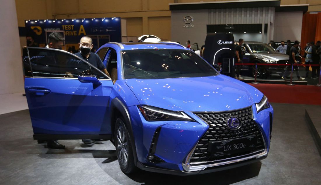 Mobil listrik Lexus UX 300e dipamerkan di acara otomotif Gaikindo Indonesia International Auto Show (GIIAS) 2021 di ICE, BSD City, Tangerang, Selasa (16/11). - JPNN.com