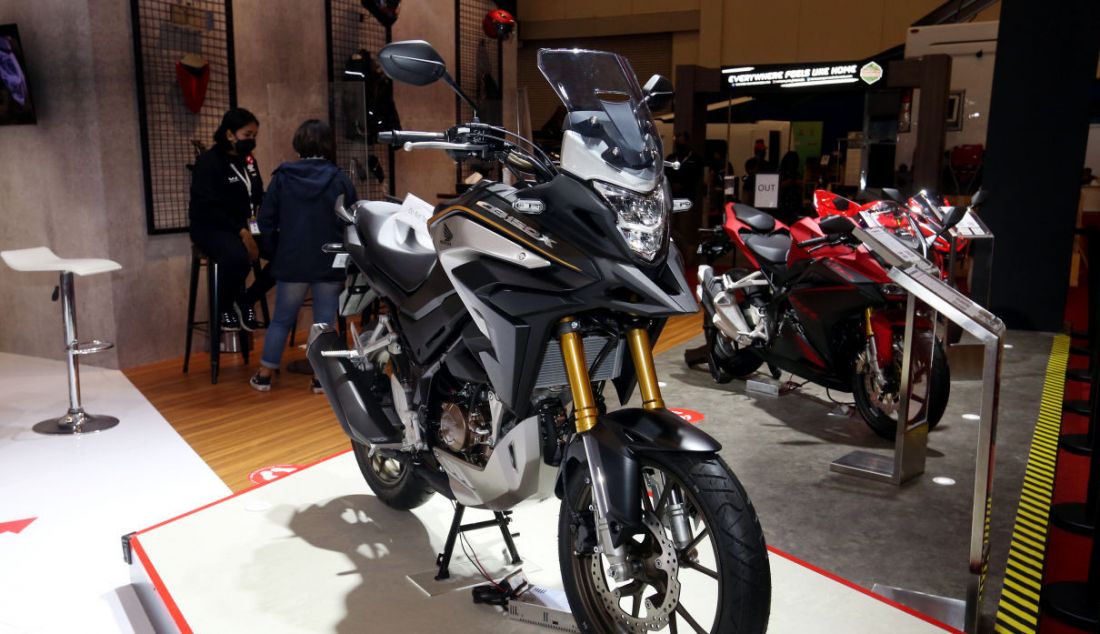 Motor terbaru Honda CB150X dipamerkan di Gaikindo Indonesia International Auto Show (GIIAS) 2021, ICE BSD City, Tangerang Selatan, Selasa (16/11). - JPNN.com
