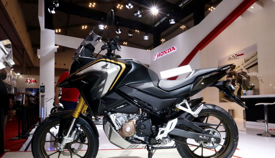 Motor terbaru Honda CB150X dipamerkan di Gaikindo Indonesia International Auto Show (GIIAS) 2021, ICE BSD City, Tangerang Selatan, Selasa (16/11). - JPNN.com