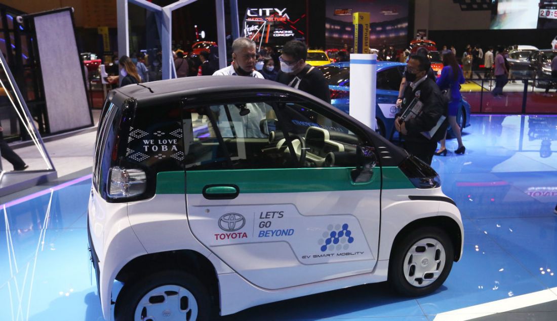 Mobil Toyota COMS dan Toyota C+pod dipamerkan di acara otomotif Gaikindo Indonesia International Auto Show (GIIAS) 2021 di ICE, BSD City, Tangerang, Rabu (17/11). Mobil listrik ini mampu menghasilkan daya 6,8 ps dan torsi maksimum 40 Nm. Mobil listrik mungil ini dapat melaju hingga 60 kilometer per jam, dengan beban bagasi 30 kg. - JPNN.com