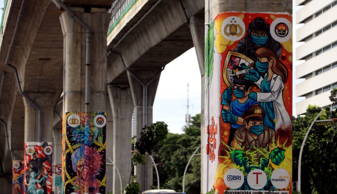 Mural berisi imbauan wasapada Covid-19 di sekitar Mabes Polri, Jakarta. - JPNN.com