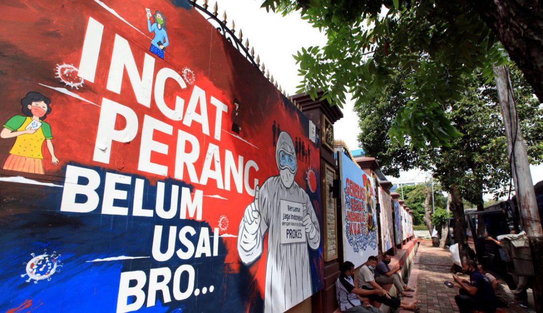 Warga melintas di depan mural di Lapangan Bola Mabes Polri, Jakarta, Selasa (23/11). - JPNN.com