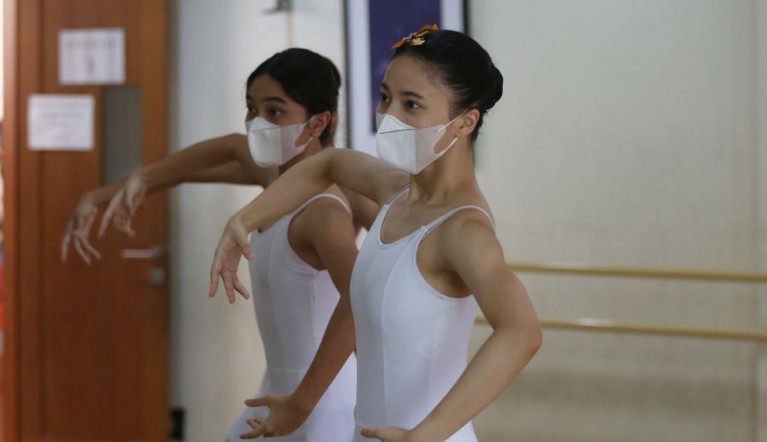 Balerina berlatih di studio Namarina sebelum pementasan di Gedung Kesenian Jakarta GKJ pada 5 Desember mendatang, Jakarta, Minggu (28/11). - JPNN.com