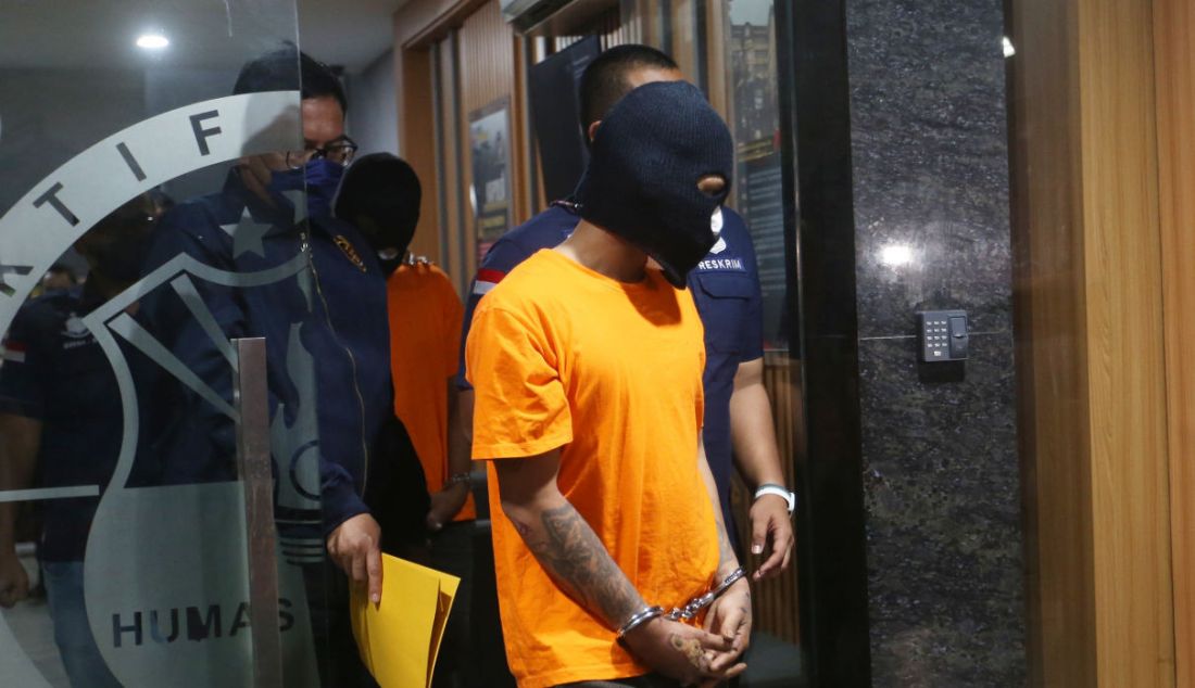 Petugas menghadirkan tersangka saat konferensi pers pembunuhan driver ojek online disertai dengan mutilasi, di Mapolda Metro Jaya, Jakarta, Minggu (28/11). - JPNN.com